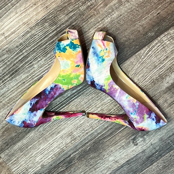 Guess Multi Color Screen Print Floral Peep Toe Pump /Size 7/ Item# 1-24954 - Picture 3 of 6